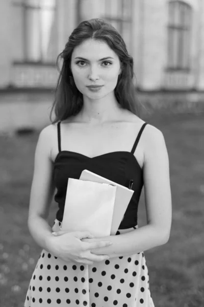 Jeune fille étudiante en robe. Photo en noir et blanc. BW — Photo