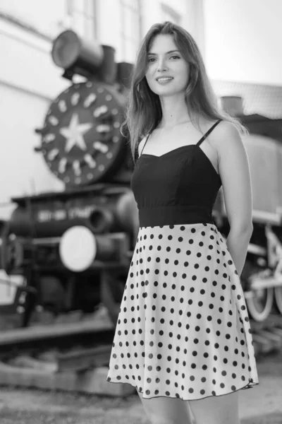 Menina em um vestido branco-preto com bolinhas. Foto em preto e branco. BW — Fotografia de Stock