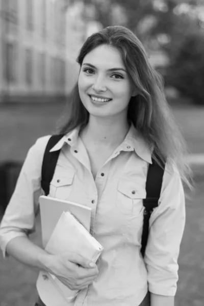 Jovem estudante bonita menina na camisa. Foto em preto e branco. BW — Fotografia de Stock