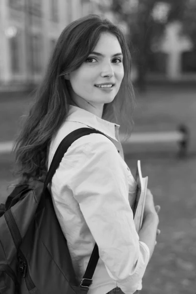 Joven chica hermosa estudiante en camisa. Foto en blanco y negro. BW —  Fotos de Stock