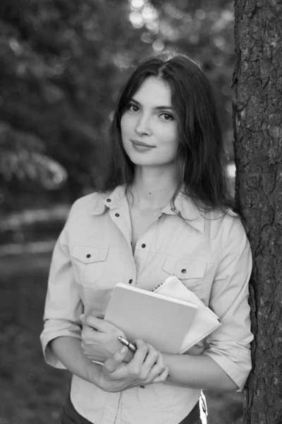 Joven chica hermosa estudiante en camisa. Foto en blanco y negro. BW —  Fotos de Stock