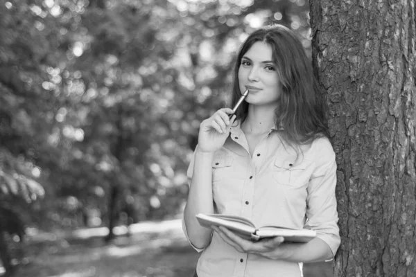 Jovem estudante bonita menina na camisa. Foto em preto e branco. BW — Fotografia de Stock