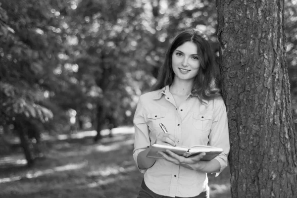 Jovem estudante bonita menina na camisa. Foto em preto e branco. BW — Fotografia de Stock