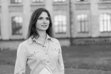 Gömlekli güzel kız öğrenci. Siyah beyaz fotoğraf. BW