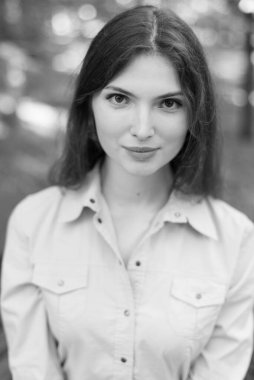 Açık renk gömlekli esmer kız. Siyah beyaz fotoğraf. BW