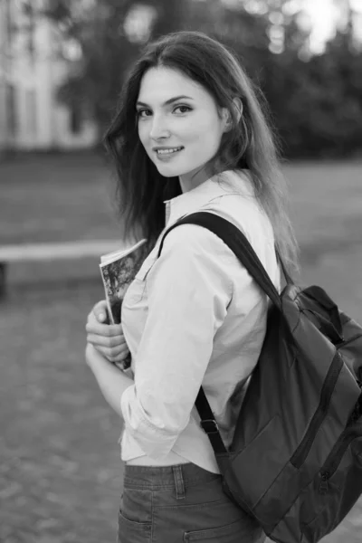 Молодая красивая студентка в рубашке. Черно-белая фотография. BW — стоковое фото