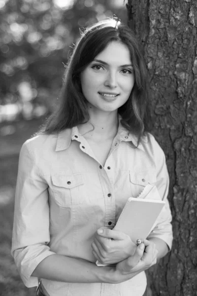 Joven chica hermosa estudiante en camisa. Foto en blanco y negro. BW —  Fotos de Stock