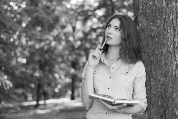 Jovem estudante com caneta. Foto em preto e branco. BW — Fotografia de Stock