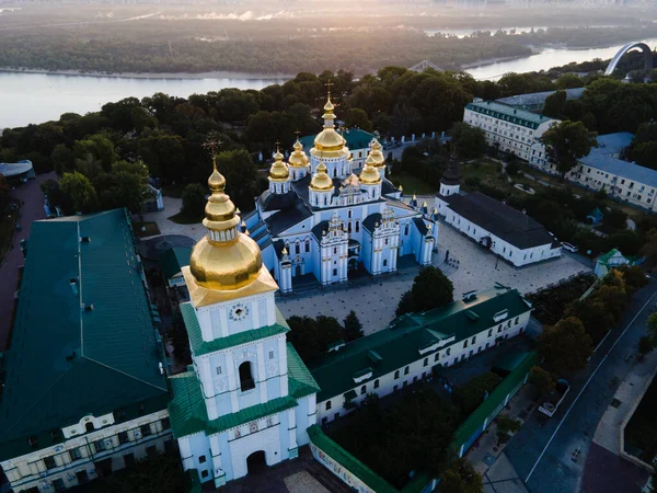 Kiev, Ucraina vista aerea: Monastero di St. Michaels cupola d'oro — Foto Stock