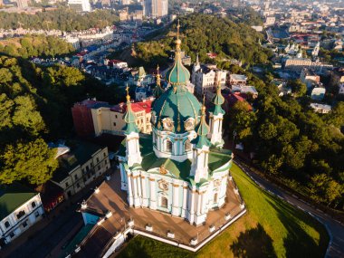 Kyiv St. Andrews Kilisesi 'nin havadan görünüşü. Ukrayna