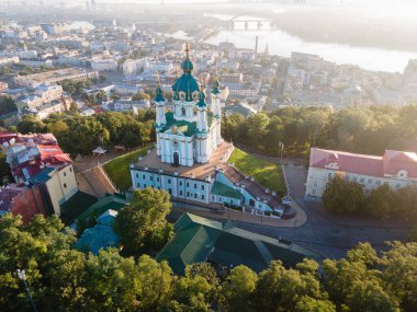 Kyiv St. Andrews Kilisesi 'nin havadan görünüşü. Ukrayna