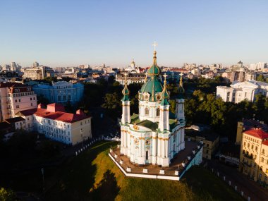 Kyiv St. Andrews Kilisesi 'nin havadan görünüşü. Ukrayna