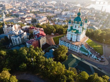 Kyiv St. Andrews Kilisesi 'nin havadan görünüşü. Ukrayna