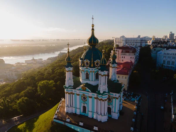 Widok z lotu ptaka na Kijów Kościół św. Andrzeja. Ukraina — Zdjęcie stockowe