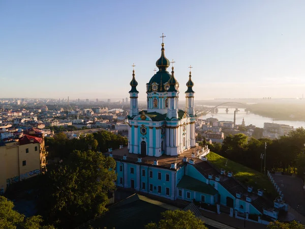 Kyiv St. Andrews Kilisesi 'nin havadan görünüşü. Ukrayna