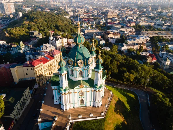 Kyiv St. Andrews Kilisesi 'nin havadan görünüşü. Ukrayna