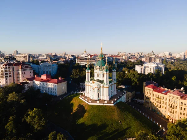 Kyiv St. Andrews Kilisesi 'nin havadan görünüşü. Ukrayna
