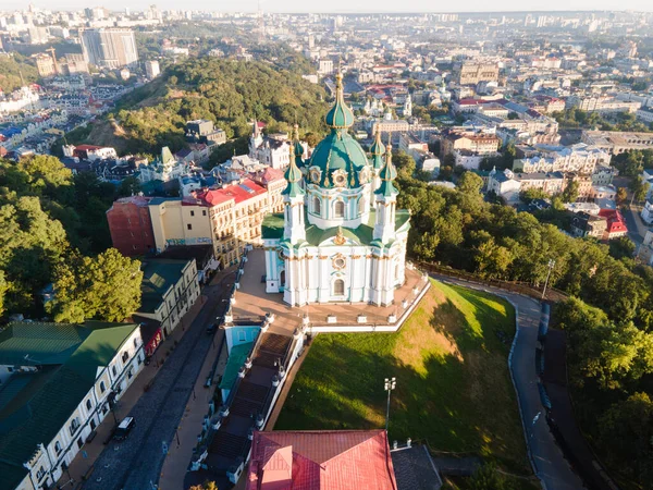 Kyiv St. Andrews Kilisesi 'nin havadan görünüşü. Ukrayna