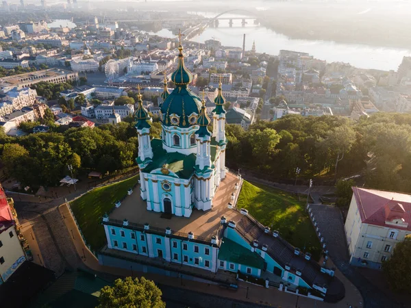 Kyiv St. Andrews Kilisesi 'nin havadan görünüşü. Ukrayna