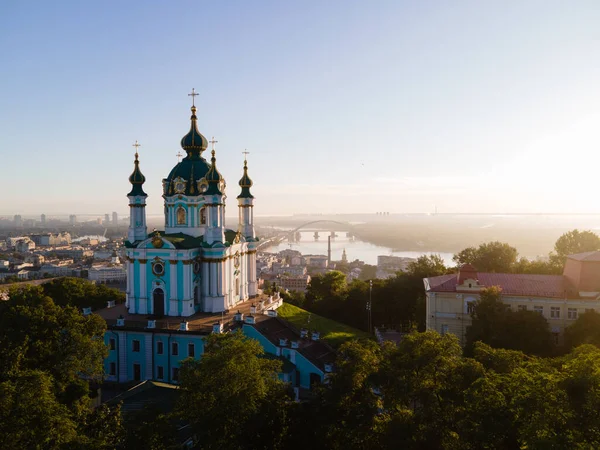 Kyiv St. Andrews Kilisesi 'nin havadan görünüşü. Ukrayna