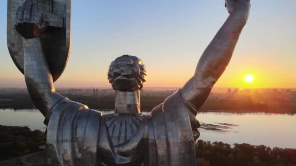 Monument Moederland in de ochtend. Kiev, Oekraïne. Luchtzicht — Stockvideo