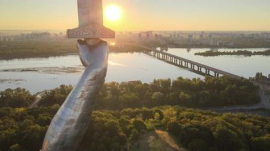 Sabah Anavatan Anıtı. Kyiv, Ukrayna. Hava görünümü