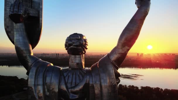 Monumento a la Patria por la mañana. Kiev, Ucrania. Vista aérea — Vídeo de stock