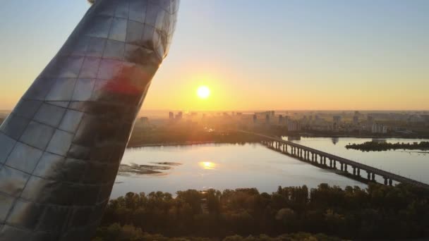 Ráno pomník vlasti. Kyjev, Ukrajina. Letecký pohled — Stock video
