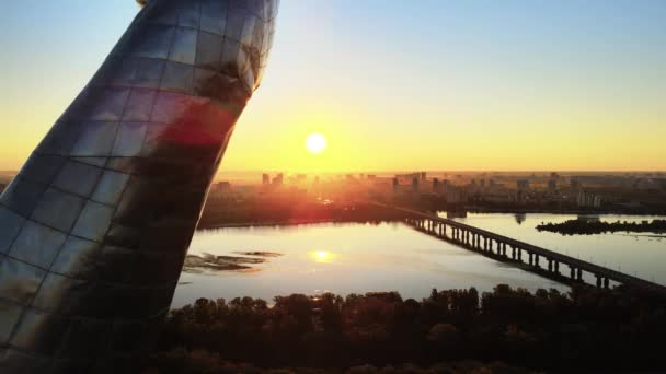 Monumento à Pátria pela manhã. Kiev, Ucrânia. Vista aérea — Vídeo de Stock