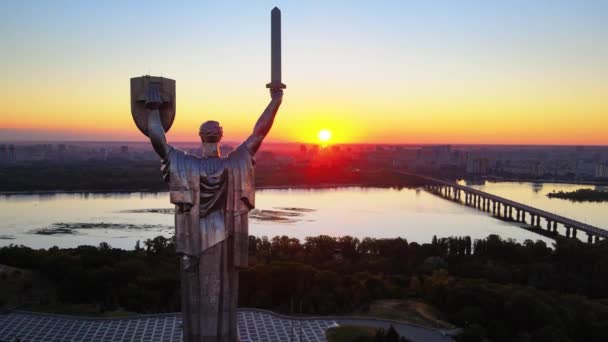 Monumento à Pátria pela manhã. Kiev, Ucrânia. Vista aérea — Vídeo de Stock