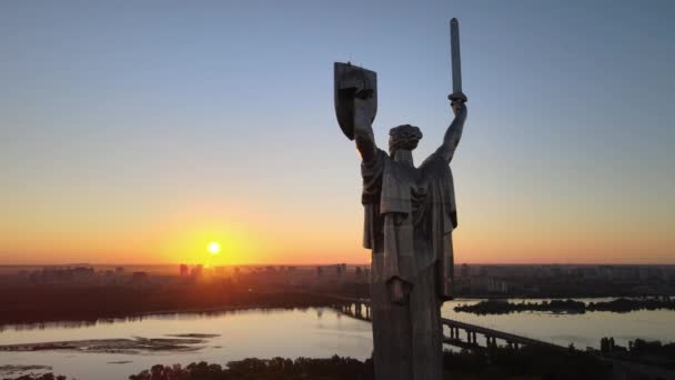 Monumento à Pátria pela manhã. Kiev, Ucrânia. Vista aérea — Vídeo de Stock