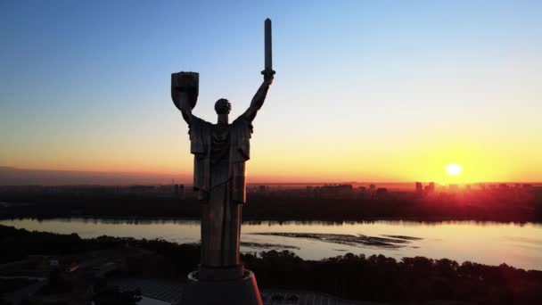 Monumento à Pátria pela manhã. Kiev, Ucrânia. Vista aérea — Vídeo de Stock