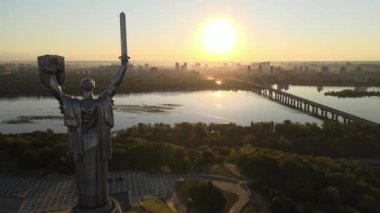Sabah Anavatan Anıtı. Kyiv, Ukrayna. Hava görünümü