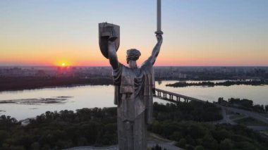 Sabah Anavatan Anıtı. Kyiv, Ukrayna. Hava görünümü