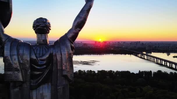 Monument Motherland på morgonen. Kiev, Ukraina. Flygbild — Stockvideo