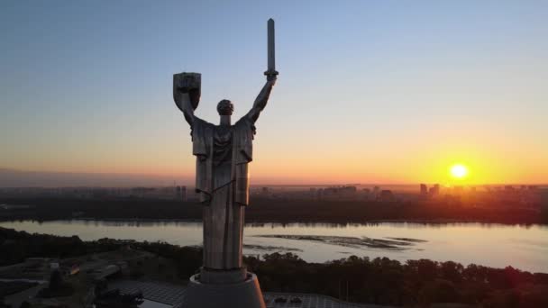 Monumento a la Patria por la mañana. Kiev, Ucrania. Vista aérea — Vídeo de stock