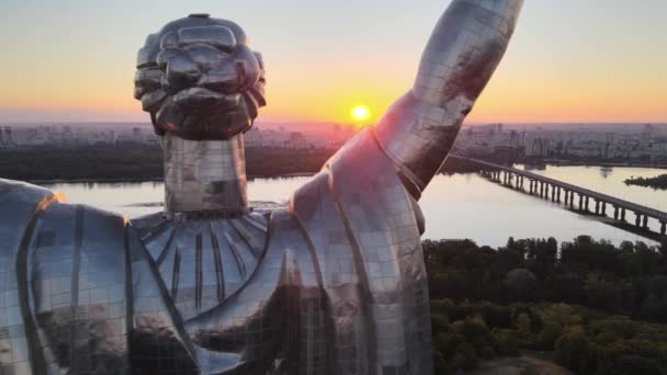 Памятник Родине утром. Киев, Украина. Вид с воздуха — стоковое видео