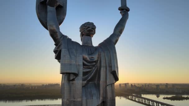 Monument Motherland på morgonen. Kiev, Ukraina. Flygbild — Stockvideo