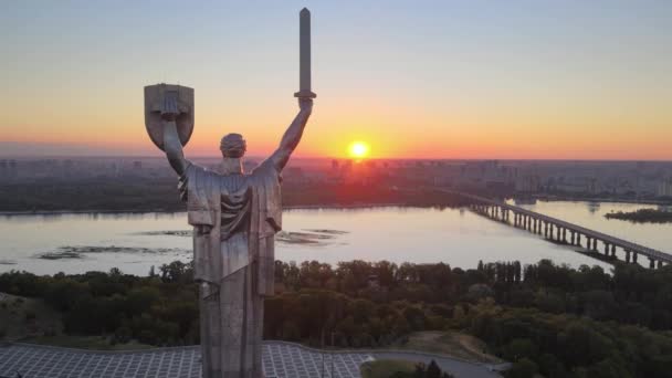 Monumento à Pátria pela manhã. Kiev, Ucrânia. Vista aérea — Vídeo de Stock