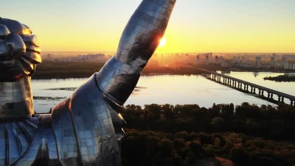 Памятник Родине утром. Киев, Украина. Вид с воздуха — стоковое видео