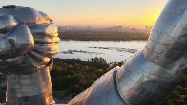 Monumento a la Patria por la mañana. Kiev, Ucrania. Vista aérea — Vídeos de Stock