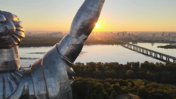 Monument Motherland på morgonen. Kiev, Ukraina. Flygbild — Stockvideo