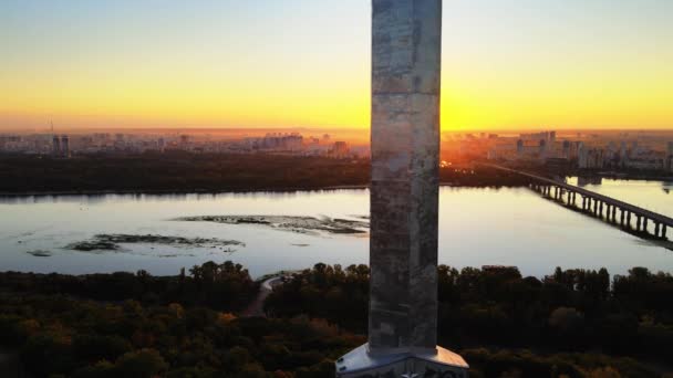 Monumento a la Patria por la mañana. Kiev, Ucrania. Vista aérea — Vídeo de stock