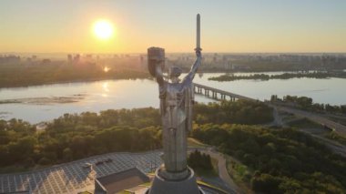 Sabah Anavatan Anıtı. Kyiv, Ukrayna. Hava görünümü