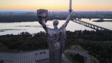 Sabah Anavatan Anıtı. Kyiv, Ukrayna. Hava görünümü