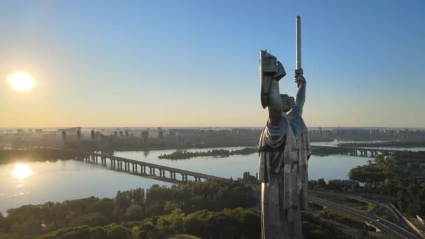 Monumento à Pátria pela manhã. Kiev, Ucrânia. Vista aérea — Vídeo de Stock