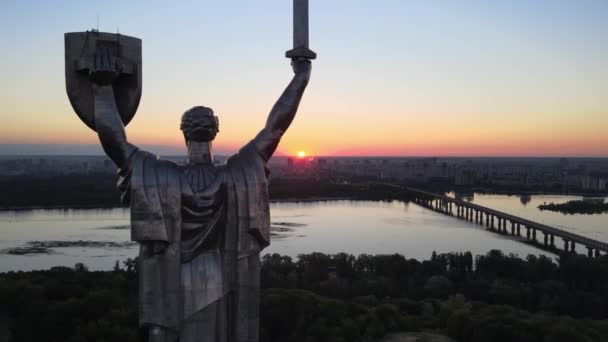 Sabah Anavatan Anıtı. Kyiv, Ukrayna. Hava görünümü — Stok video