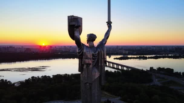 Monument Motherland på morgonen. Kiev, Ukraina. Flygbild — Stockvideo