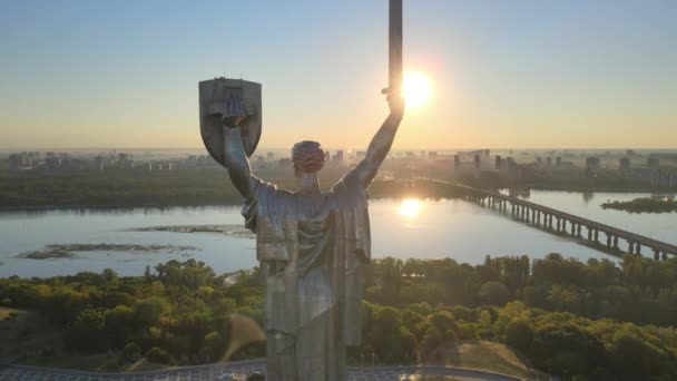 Monumento à Pátria pela manhã. Kiev, Ucrânia. Vista aérea — Vídeo de Stock