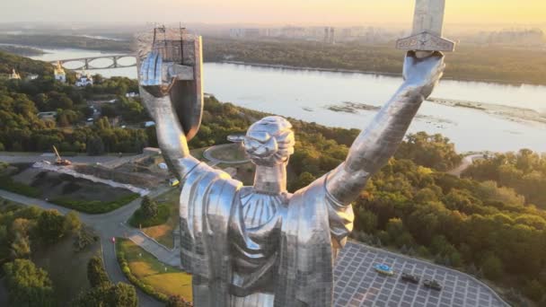 Monumento a la Patria por la mañana. Kiev, Ucrania. Vista aérea — Vídeos de Stock